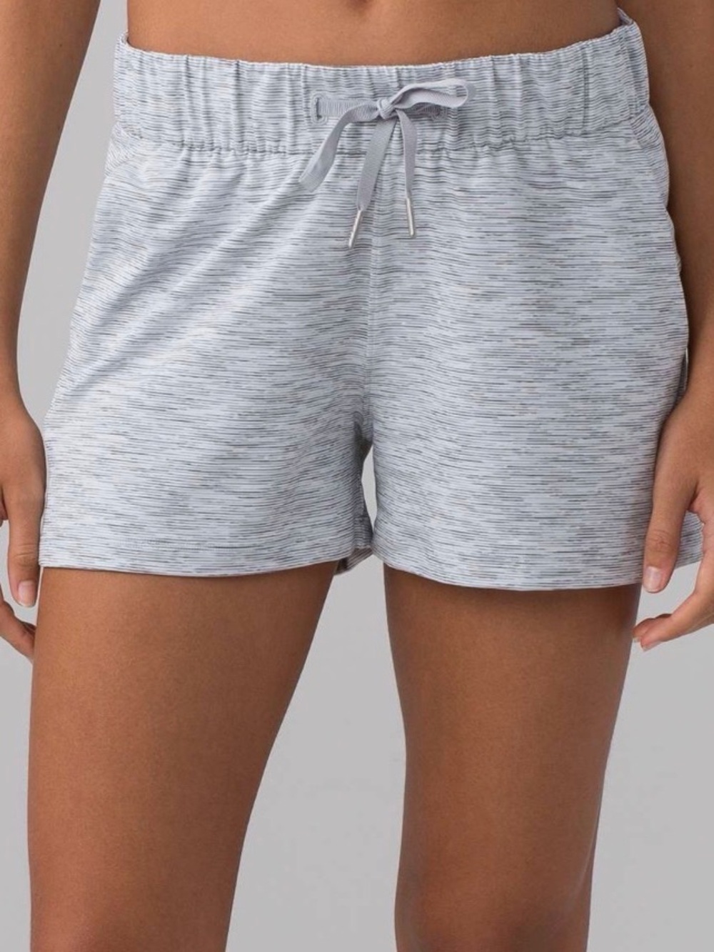 Lululemon On The Fly Short *2.5" Grey  White / Ice Grey Size 6